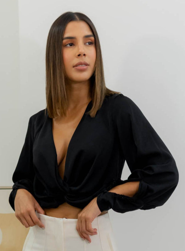 Blusa Satinada Negra Escotada