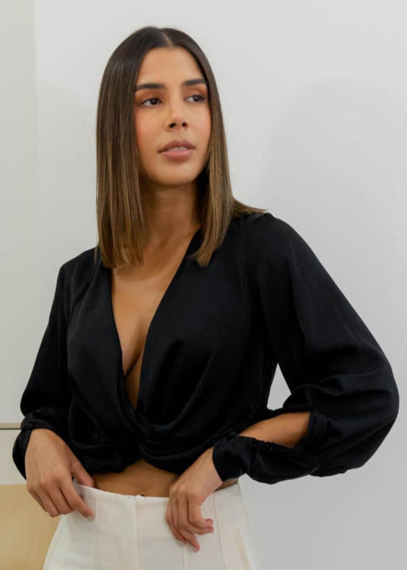 Blusa Satinada Negra Escotada