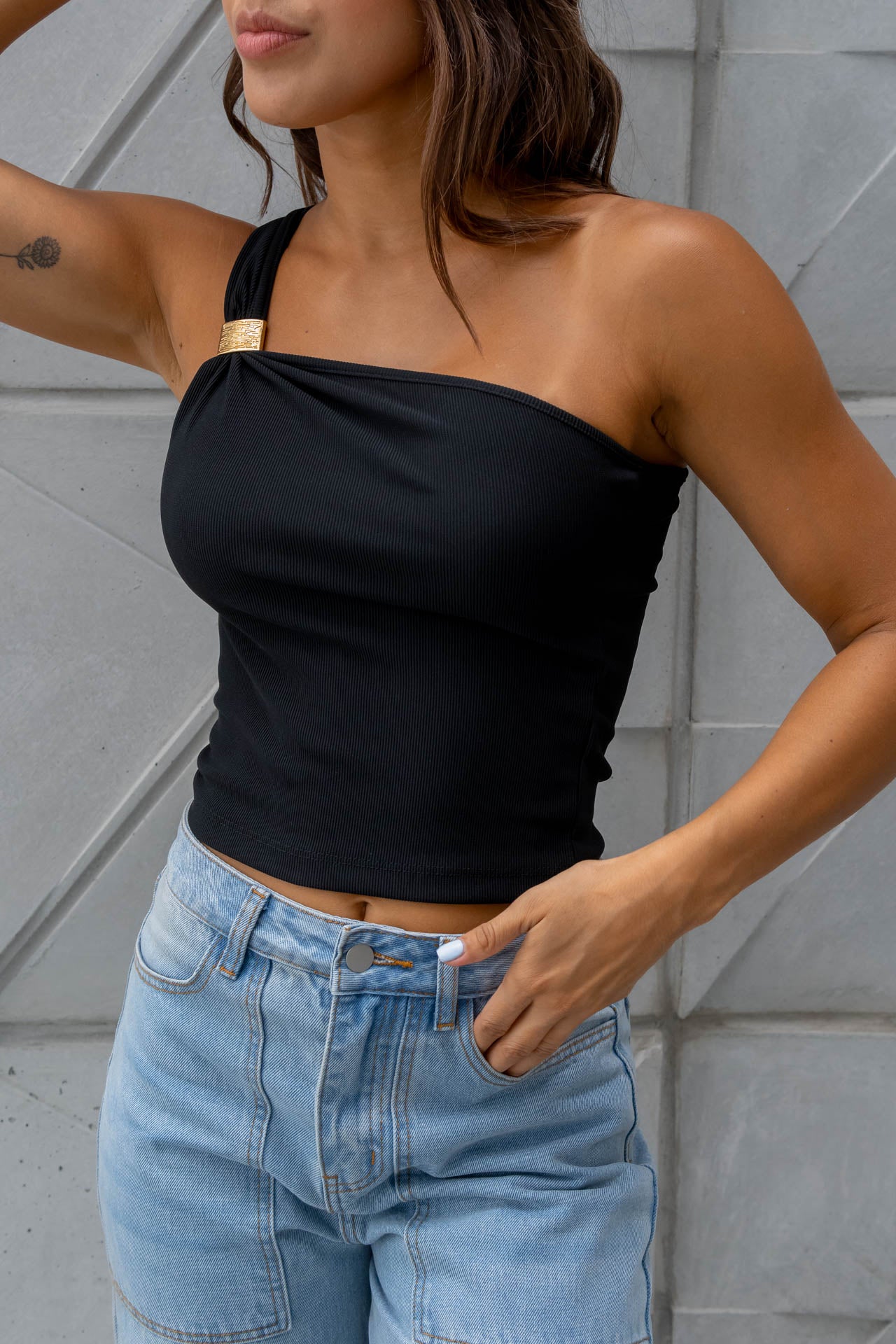 Blusa Un Hombro Detalle Dorado