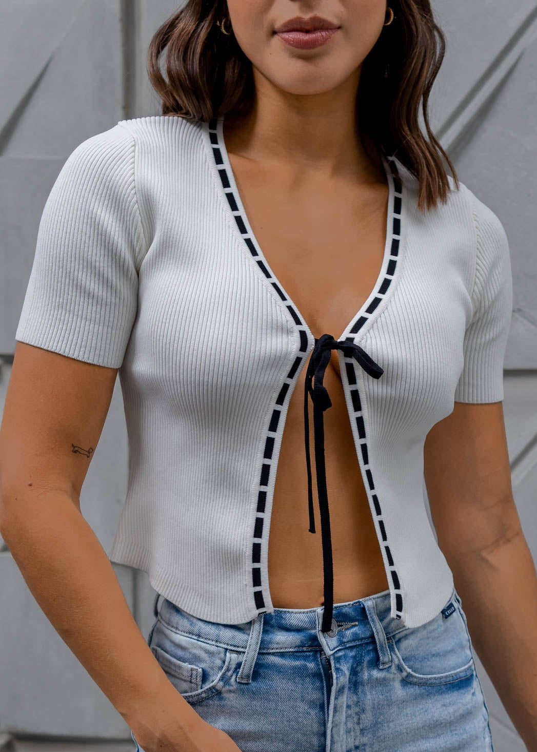 Top Blanco Detalles Lazo Negro
