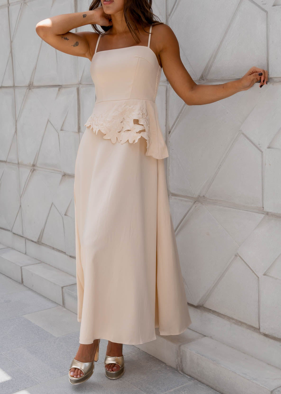 Vestido Beige Volado