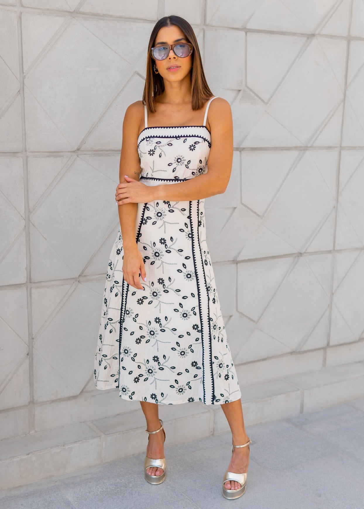 Vestido Lino Beige Bordados Negros