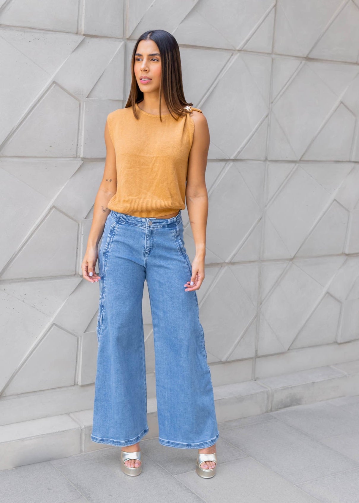 Blusa Tejida Beige Broche Dorado