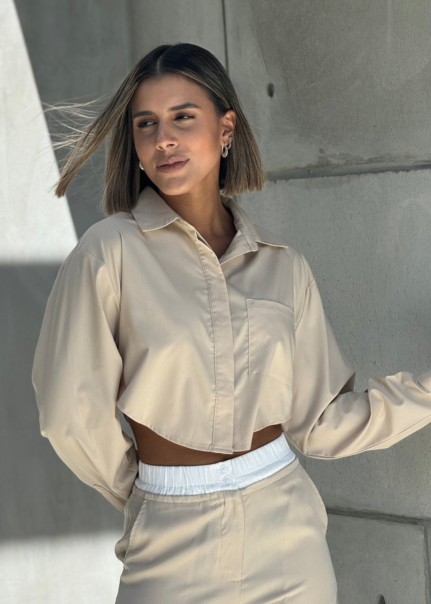 Camisa Beige Corta Cinta Atras