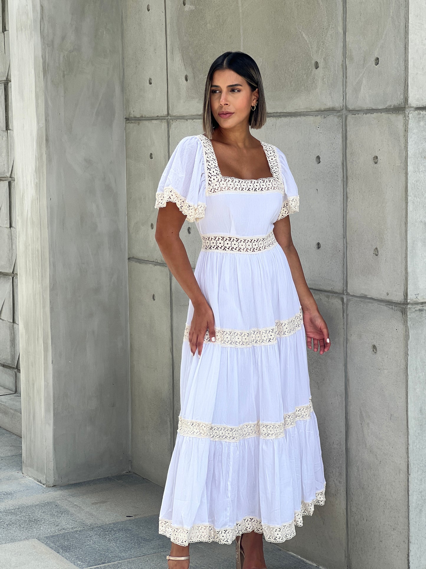 Vestido Blanco Detalles Beige