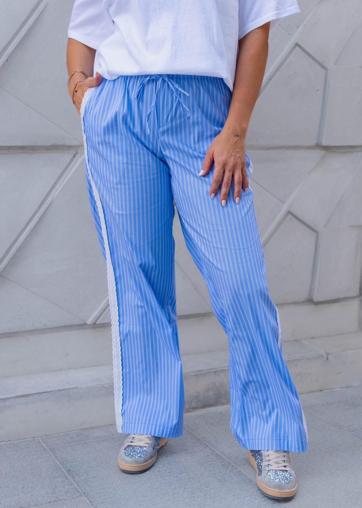 Pantalon Azul Detalles Blancos
