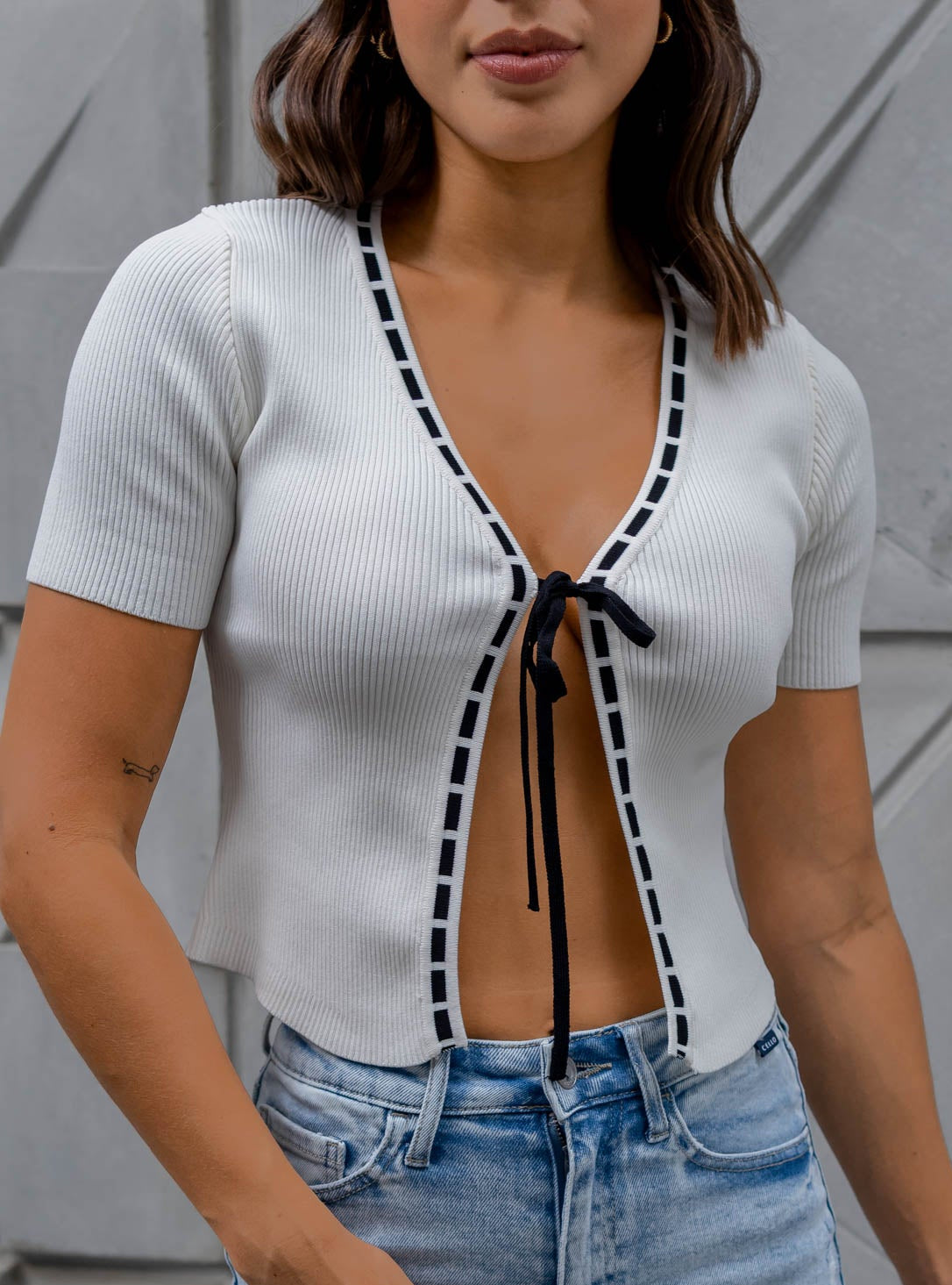 Top Blanco Detalles Lazo Negro