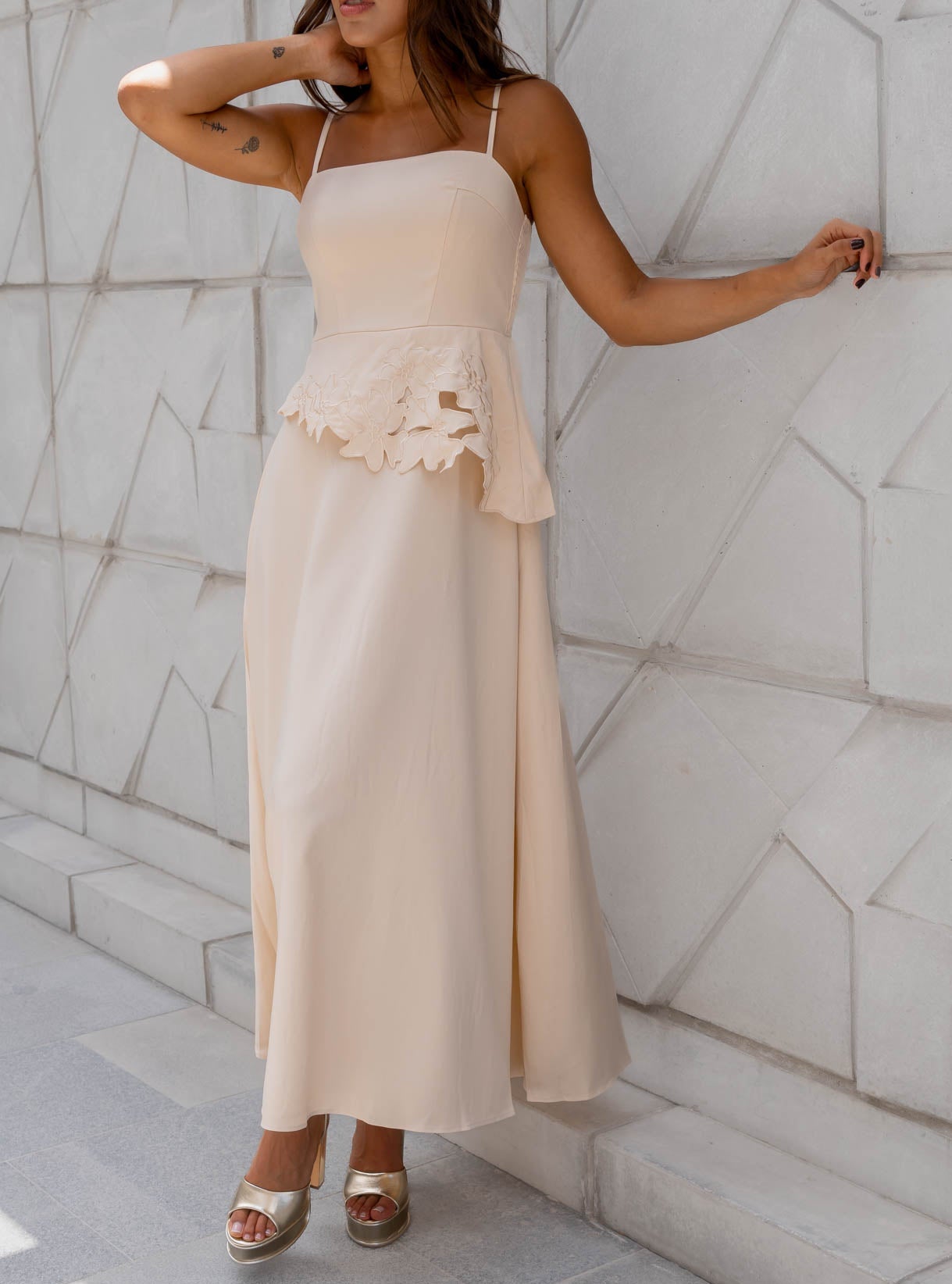Vestido Beige Volado