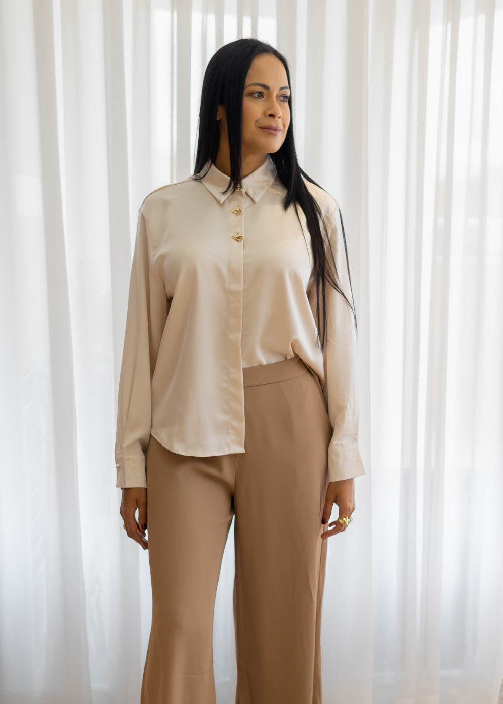 Camisa Satinada Beige Botones Dorados