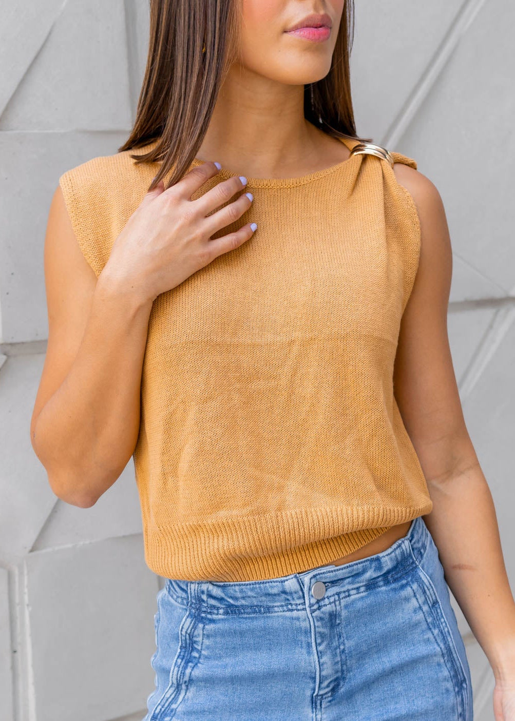 Blusa Tejida Beige Broche Dorado